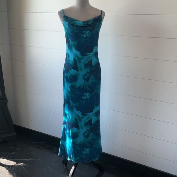 Pretty Garden  Summer Floral Spaghetti Strap Maxi Dress Size Medium - Picture 1 of 10